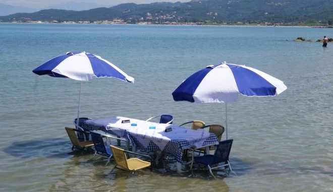 Το τερμάτισαν: Ταβέρνα έβαλε τραπέζι μέσα στη θάλασσα για να δροσίζονται οι πελάτες
